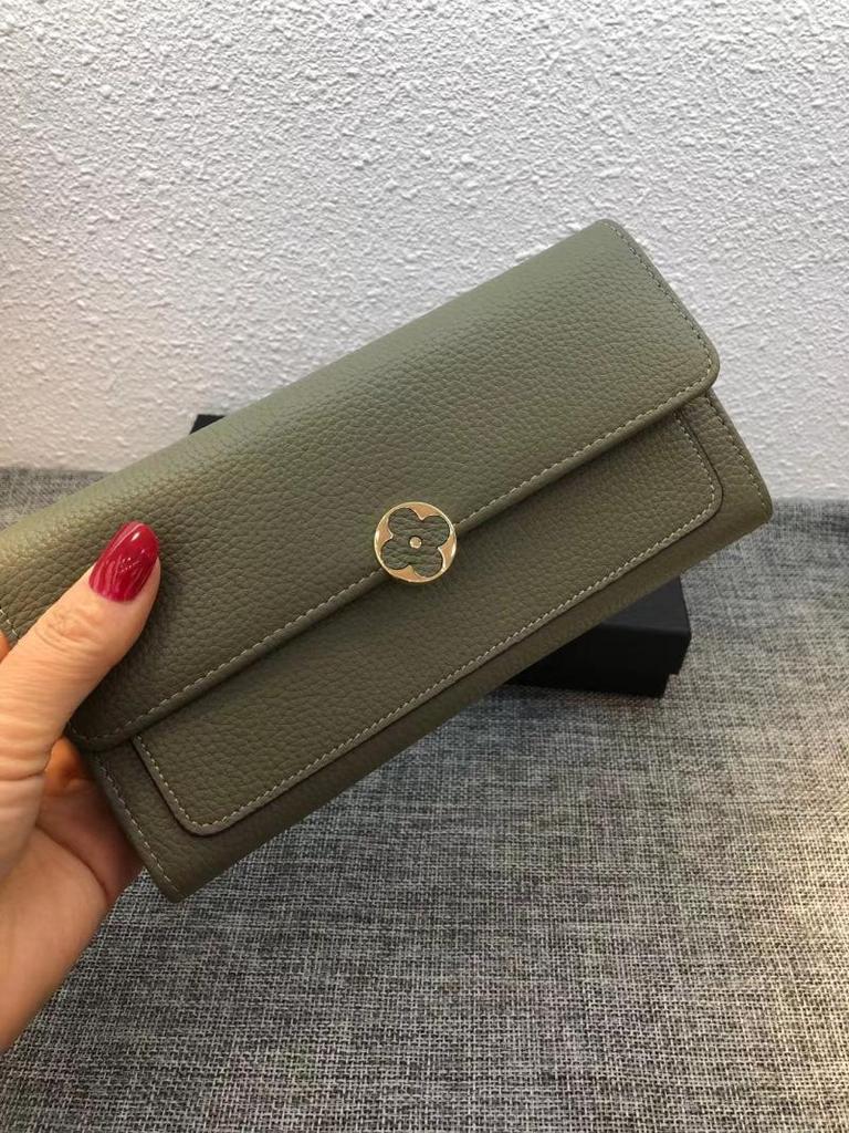 Elegant Ladies Genuine Leather Four-Leaf Clover Clutch Wallet - Fashionable Long Bi-Fold Design.
