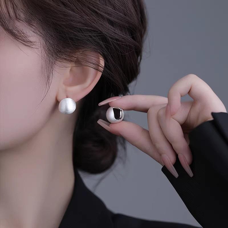Brushed Round Earrings with A Feminine Retro and High-end Feel, Fashionable Design, Ear Buckles, and Earrings