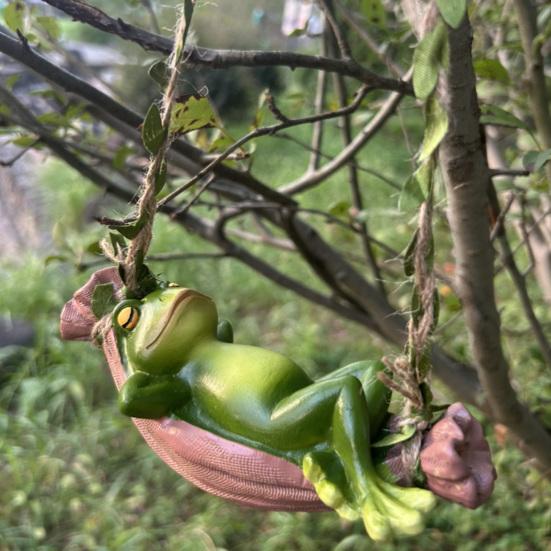 Ornament Agățat Broască Balansând Grădină Exterioară Agățat de Copac Statuetă Broască Culcată Dormind Rășină Desene Animate Animal Sculptură Decor