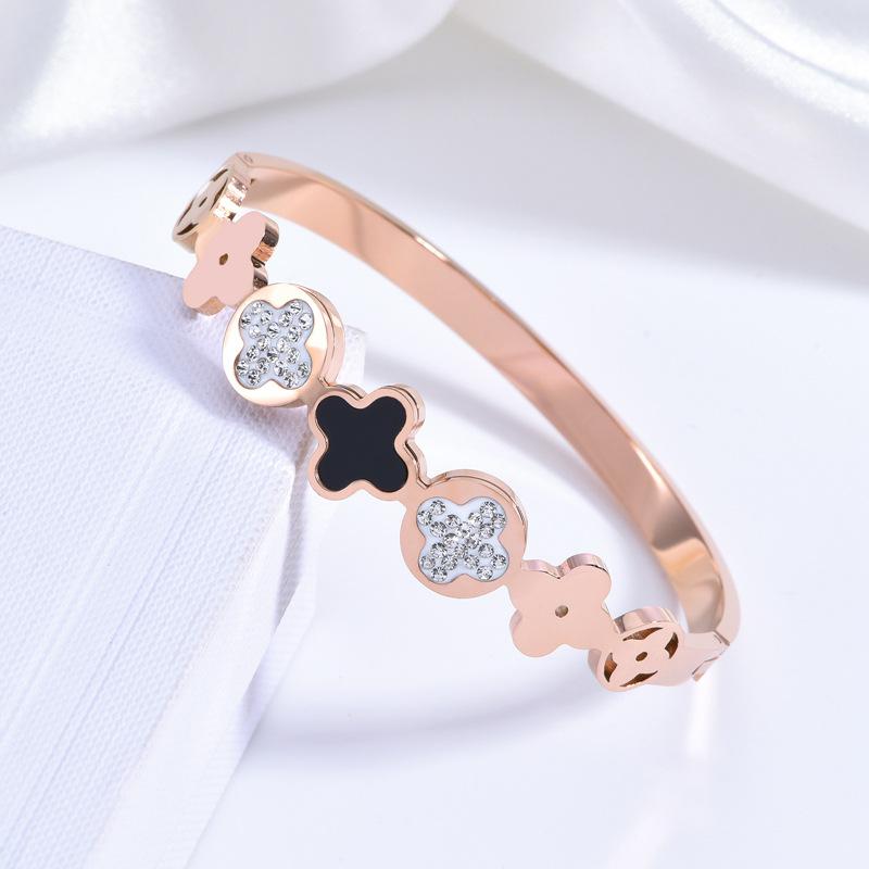 Pulseira de aço inoxidável versátil em ouro rosa, dupla face, trevo de quatro folhas, incrustado com diamantes, design de pulseira aberta, banhado a ouro, não desbota