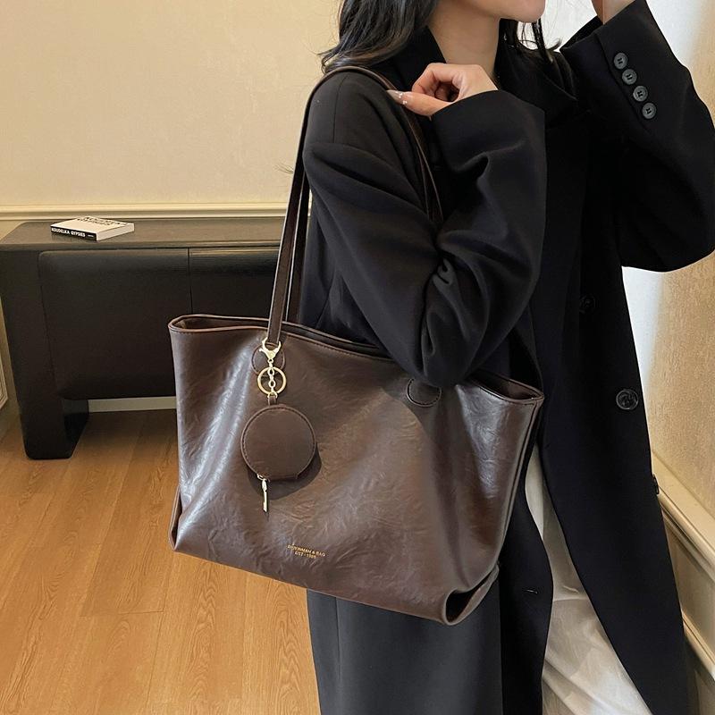 Simple and versatile bag women's large-capacity 2025 new autumn and winter casual shoulder bag popular commuter tote bag this year