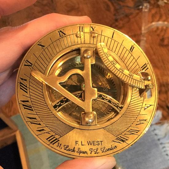 

Старинный морской компас в деревянной коробке с