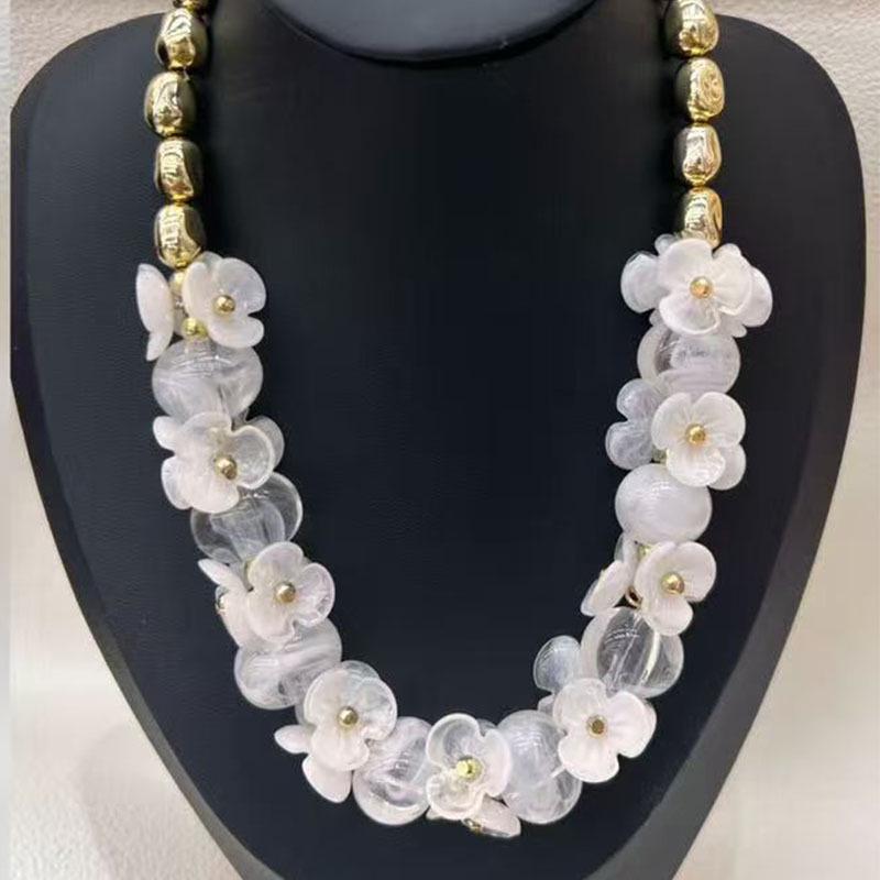 Retro Acrylic Floral Necklace: Bold European & American Design for Bridal Fashion