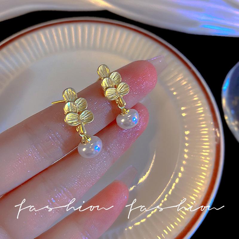 

Элегантные серьги «Листья с жемчугом» 2023 года: Легкая роскошь для женщин