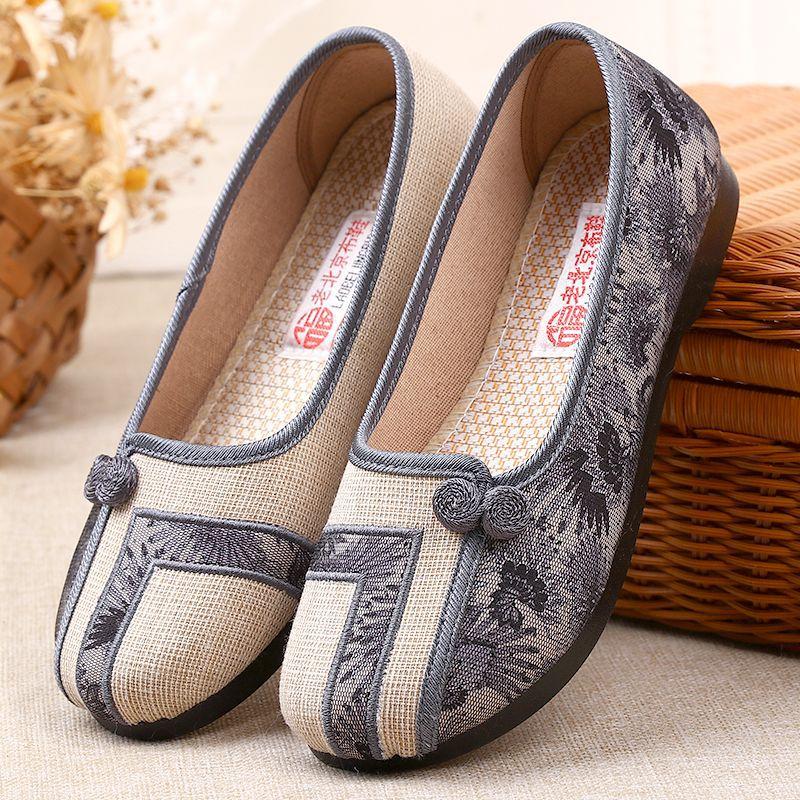 

Spring and autumn mother shoes women s flat-bottomed old north cloth shoes soft-soled non-slip medium-sized single shoes for the elderly casual grand 35