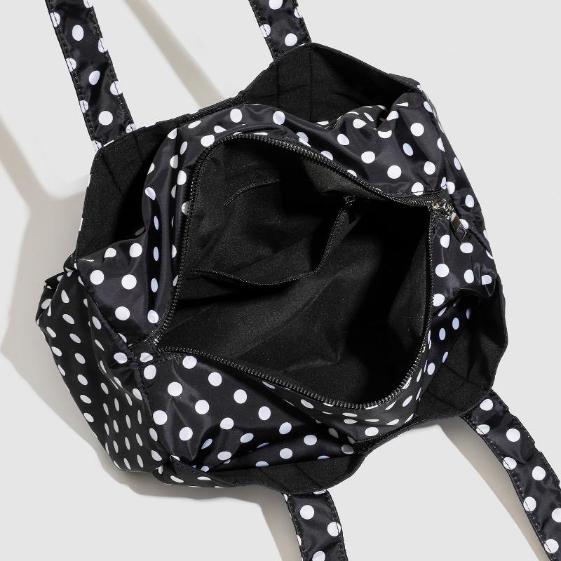 A Large-capacity Single-shoulder Bag for Casual and Versatile Travel