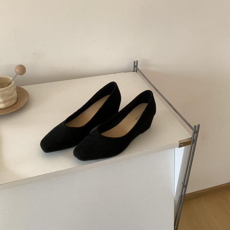 

2025 spring and autumn new retro small square head wedge single shoes suede versatile light mouth professional medium heel black work shoes 39 чёрный