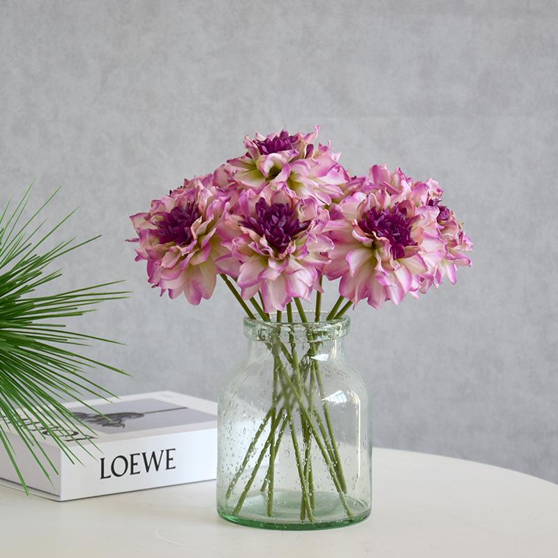 Elegante künstliche Dahlie: Minimalistische Heim- & Bar-Dekoration mit gebrannten Kanten