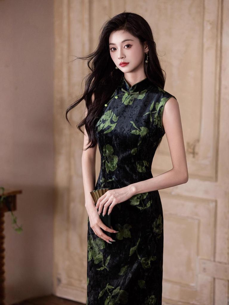 Elegantes Herbst-Samt-Cheongsam: Ärmelloses, schlankmachendes Kleid im Stil der Ming-Dynastie