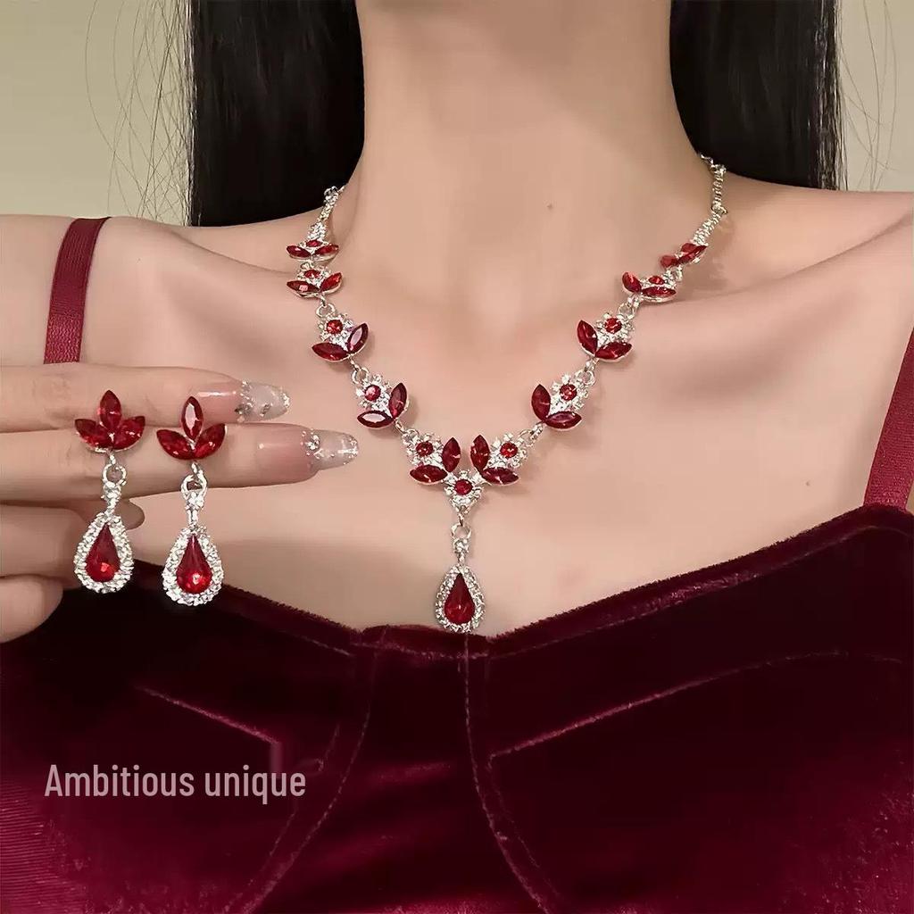 Sada náušnic a náhrdelníku Červený diamant ve tvaru kapky – Elegantní, univerzální šperky pro ženy