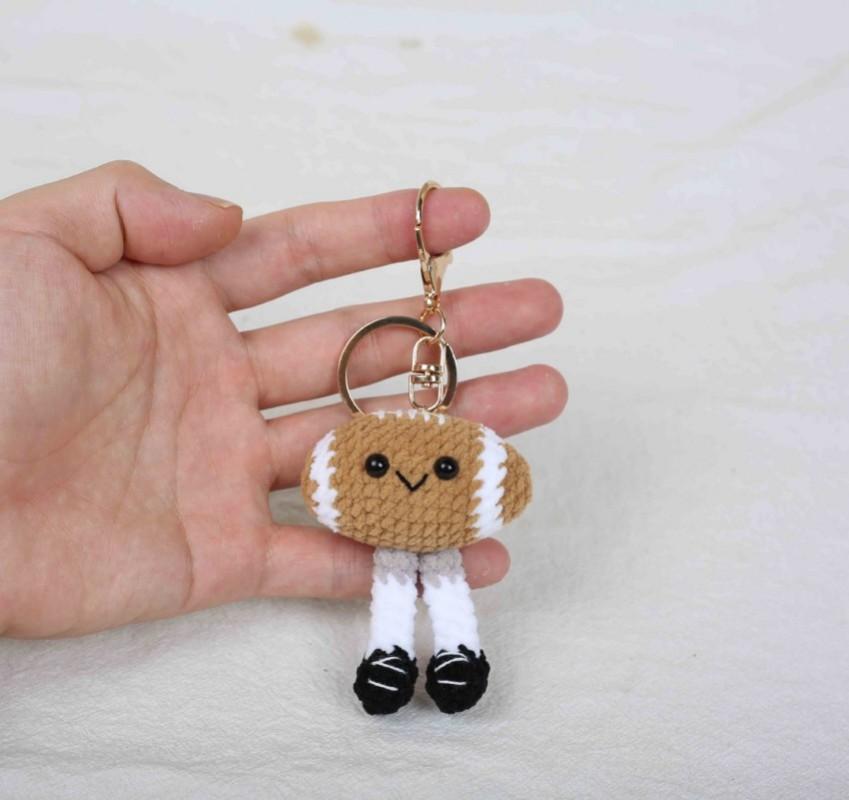 Sport-Serie Häkel-Schlüsselanhänger Für Geschenke Handgemacht Gestrickte Tennispuppen-Schlüsselanhänger Kawaii Baseballpuppen-Schlüsselanhänger Benutzerdefinierte Accessoires brown