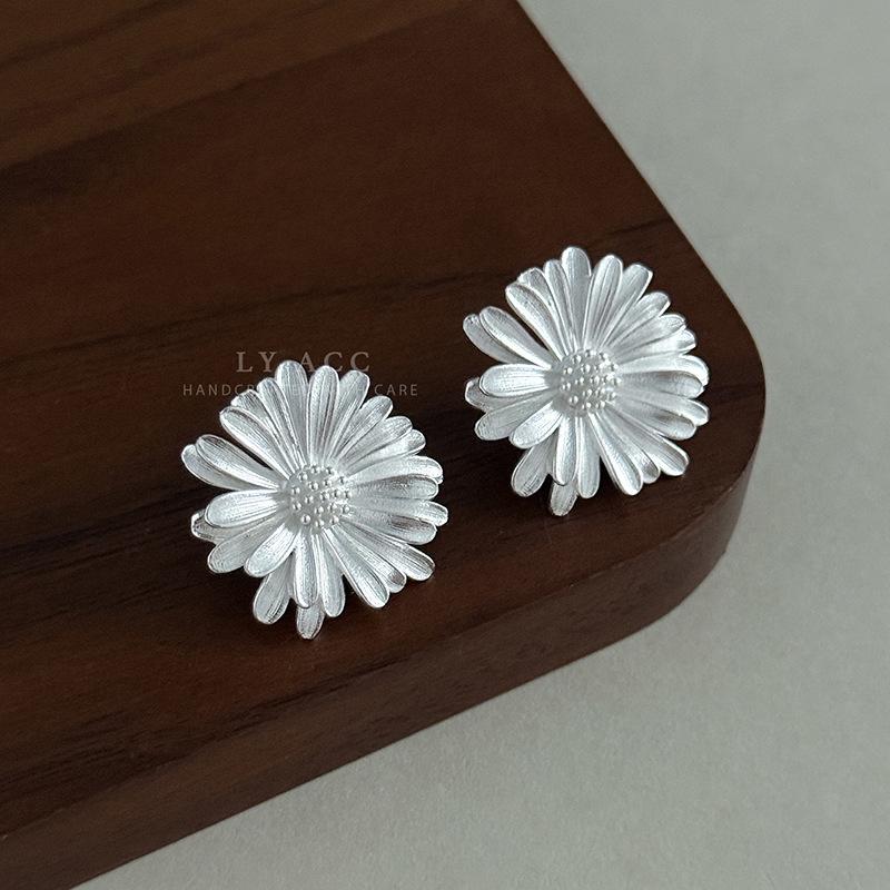 Matte Silver Three-dimensional Daisy Petal Stud Earrings Literary and Cold Flower Earrings Commuter Dating Wear High-end Atmosphere