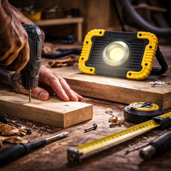 Projecteur LED portable - SIROCO - COB 6W 13,5 cm - IP53 anti‑choc - Poignée multipositions &amp; 4 aimants