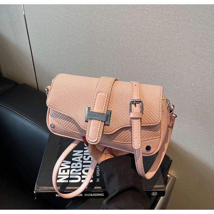 

Повседневная простота 2025 модная новая текстура однотонный ретро-тренд на плечо портативный мессенджер маленькая квадратная сумка женщина розовый