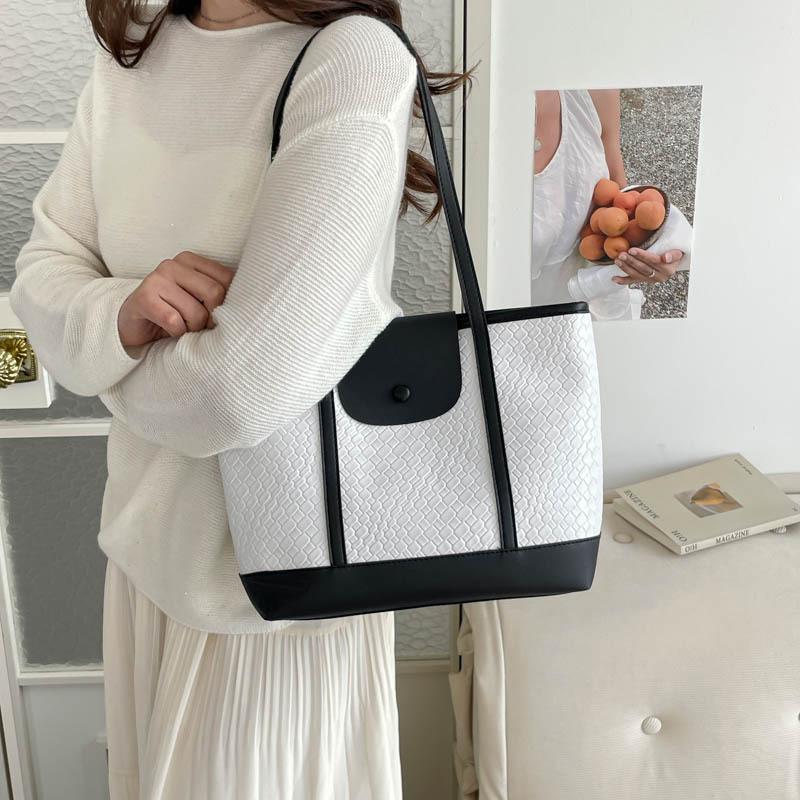 Fashionable Lady's Large Capacity Crossbody Bag for Commuting and Carrying Under The Arm
