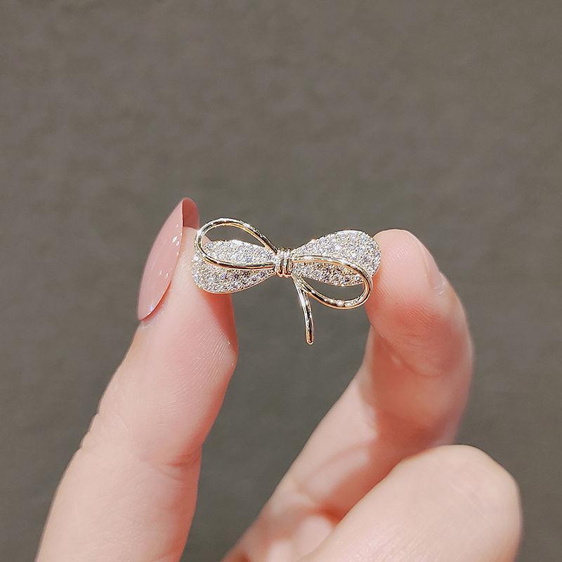 Japanese Cute Minimalist Smiling Face Brooch: Elegant Women's Anti-Exposure Neckline Pin