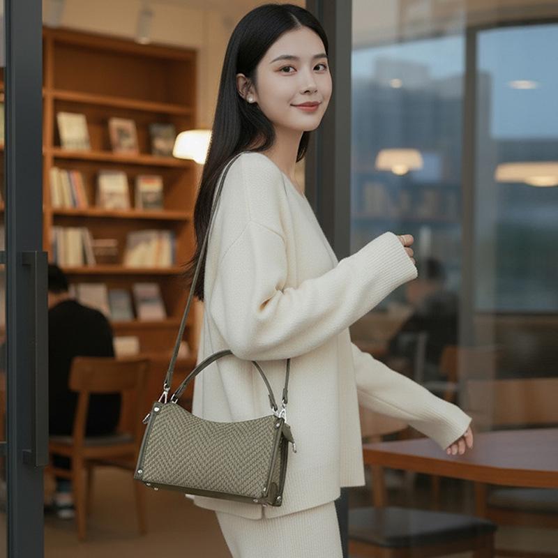 Portable Underarm Bag Women's 2025 Autumn and Winter New Fashion Niche Texture Shoulder Bag Foreign Light Luxury Messenger Bag