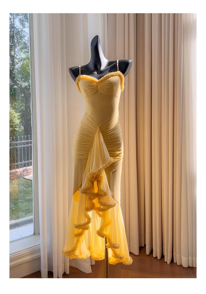 Elegantes Fischgräten-Netzkleid im französischen Stil: Eng anliegendes Abendkleid mit Trägern