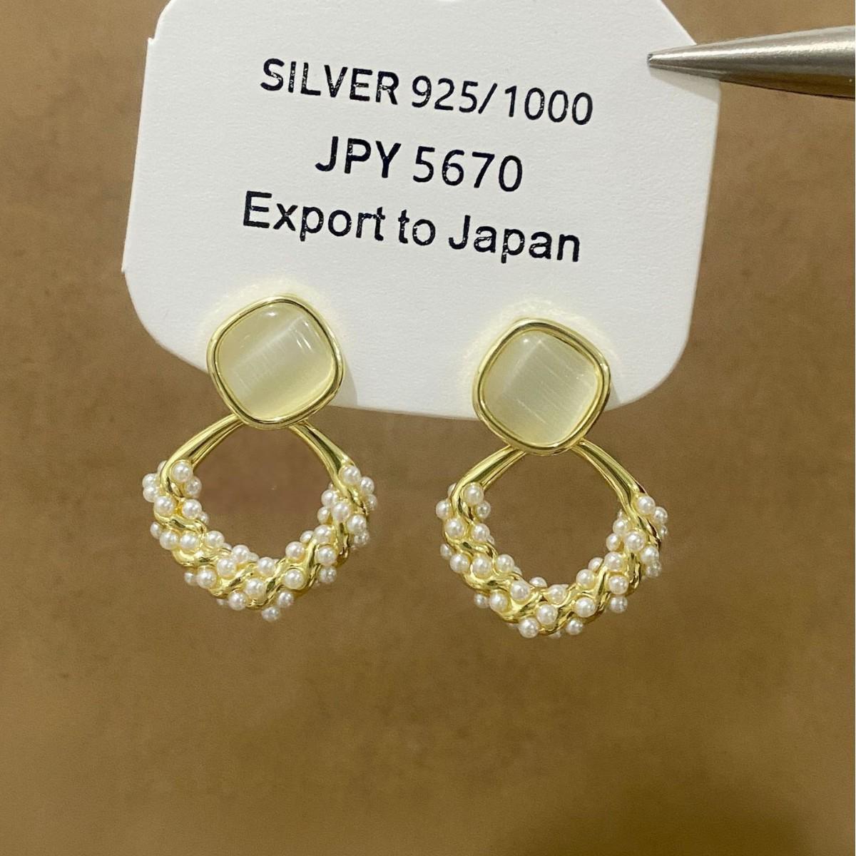 Elegant French Cat s Eye Pearl Rhombus Earrings - Luxury Geometric Studs with Exquisite Design