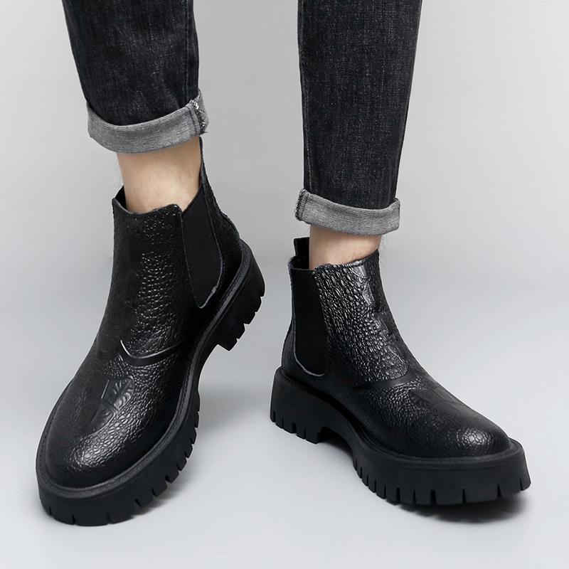 Fashion Black men's boots Warm and Thick Bottom Style for Autumn and Winter New classics casual adult fashion quality leather shoes