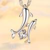 Collar con colgante doble de delfines chapado en circonio coreano