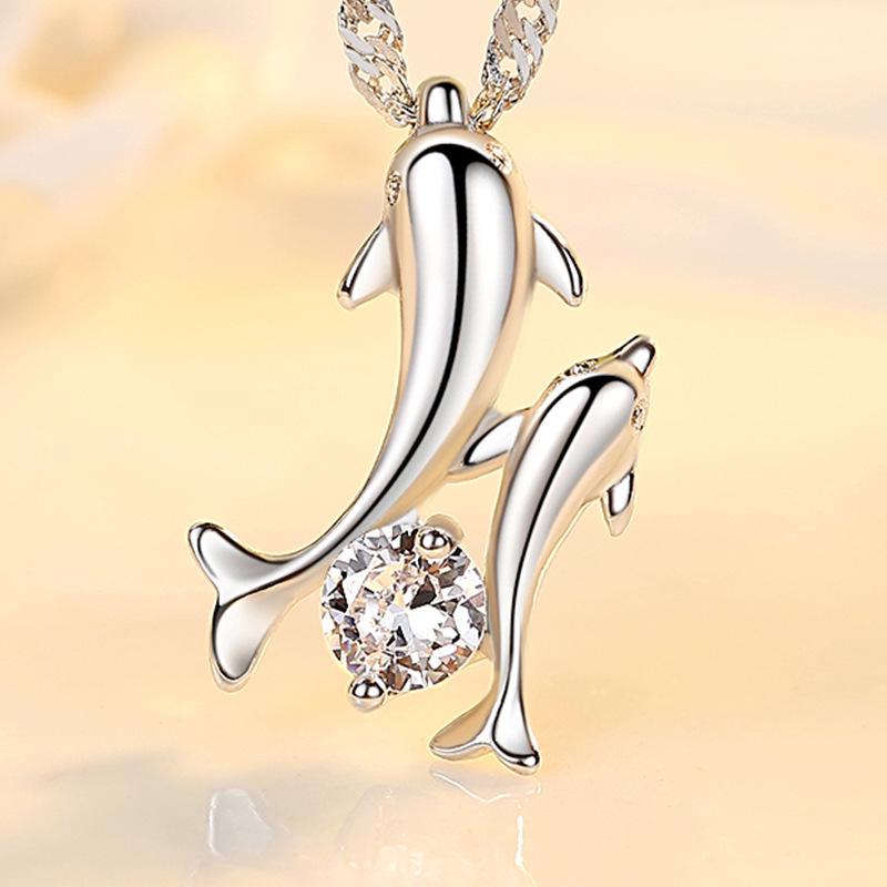 Collar con colgante doble de delfines chapado en circonio coreano