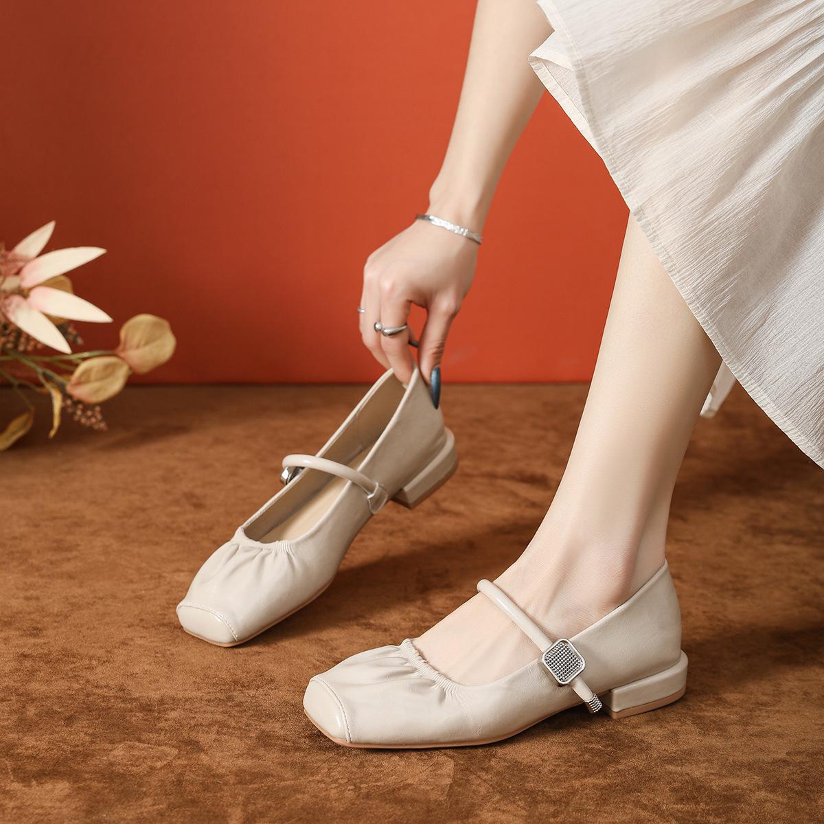 

New pleated square head thick heel single shoes women s soft leather pig mouth shoes low heel with buckle Mary Jane shoes 39 абрикосовий