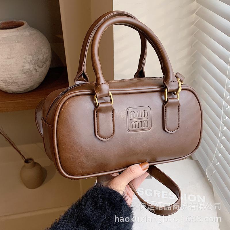 Premium sense retro small bag women 2025 new autumn and winter popular versatile messenger bag super fire portable bowling bag