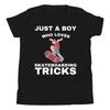 Nur ein Junge, der Skateboard-Tricks liebt, Skateboarder, Jugend T-Shirt