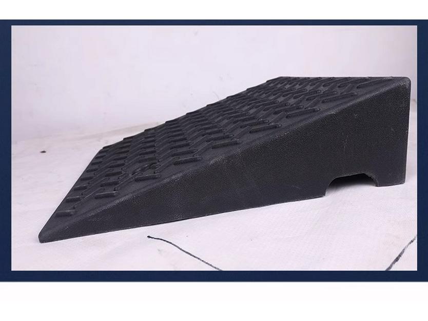Uphill Assist Rubber Curb Ramp for Cars: Triangular Climbing Pad
