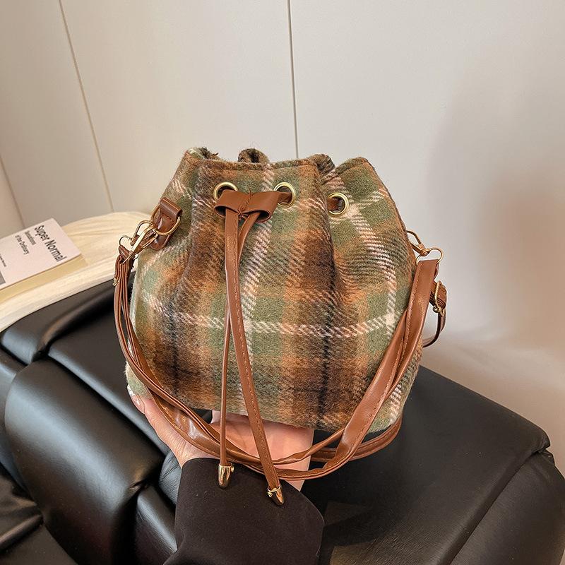 Woolen drawstring bucket bag women's 2025 autumn and winter new plaid shoulder bag versatile casual messenger bag commuter bag