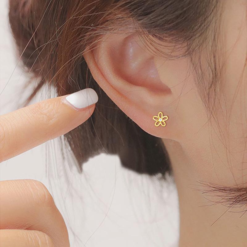 Simple Versatile Five-Petal Screw Stud Earrings for Women: Fresh, Sweet, Stylish, Lightweight Luxury Design.