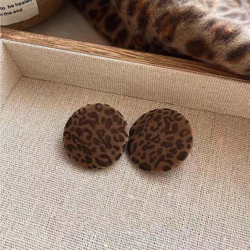 

Ретро Серьги-гвоздики с леопардовым принтом и сердцем: Уникальный дизайн 2025 года Осень/Зима для женщин