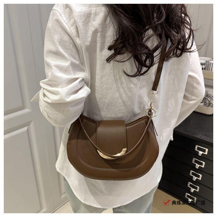 Retro fashion simple temperament commuter shoulder bag women's spring and summer texture armpit bag Korean version saddle bag trend