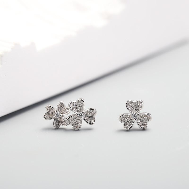Асимметричные серьги-гвоздики с бриллиантами в виде цветка для женщин Милые и симпатичные маленькие свежие серьги Lucky Clover