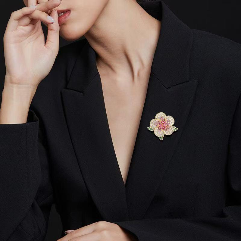2025 Autumn/Winter Camellia Rhinestone Brooch - Exquisite Rose Design, High-End Fashion Accessory