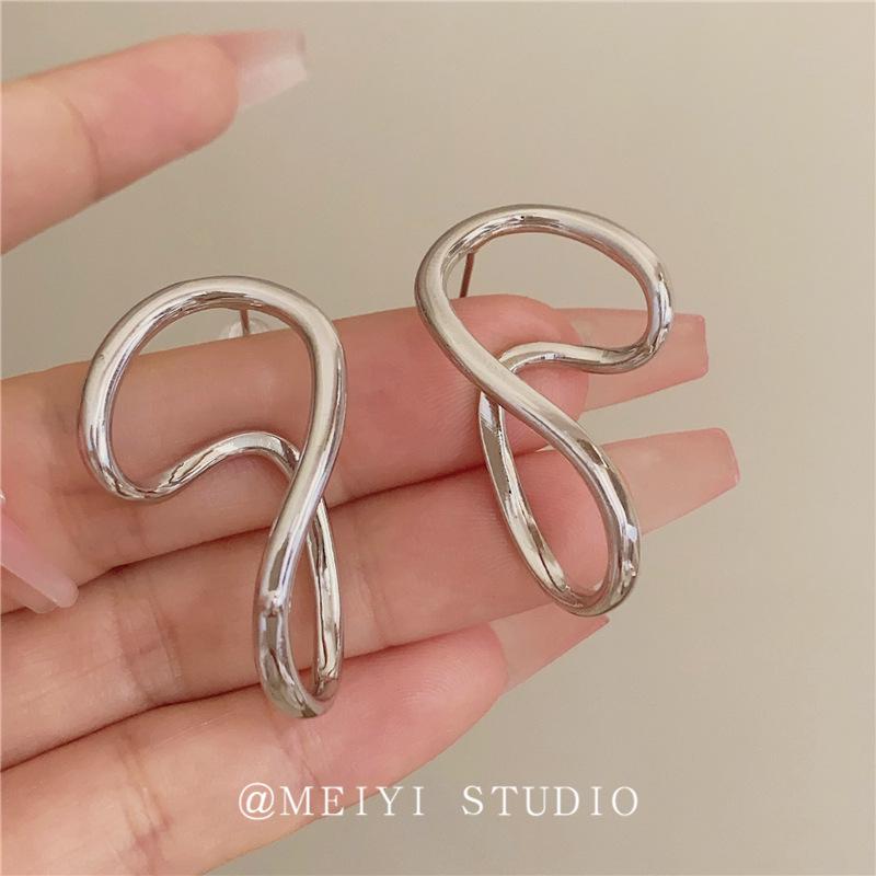 Premium French Retro Metal Twist Earrings, Unique Design, Bold Personality, Fashionable & Chic Style