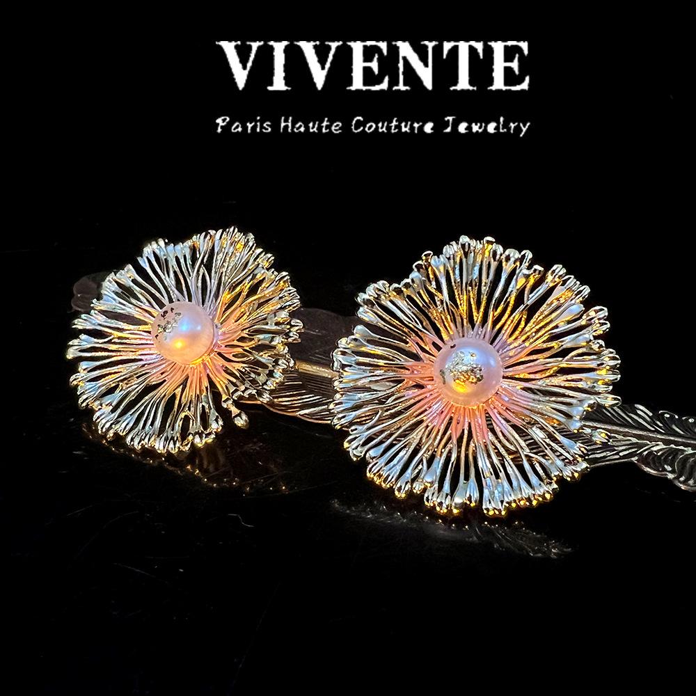 

Нишевые испанские серьги с пресноводным жемчугом в виде цветка: Минималистичный и расписанный вручную золотистый