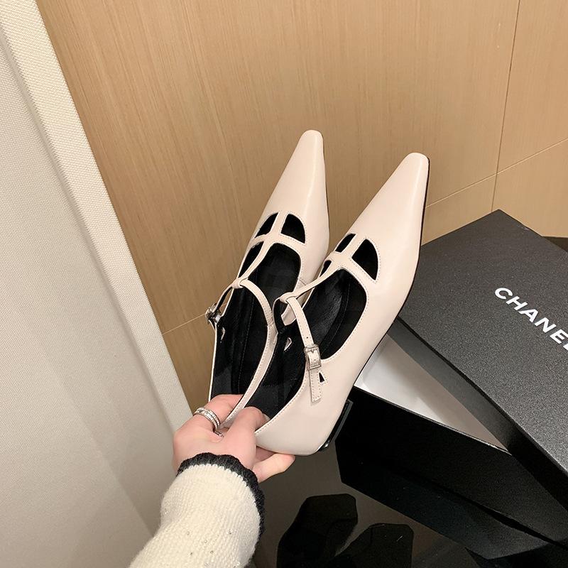 

French retro pointed head shallow mouth spring new single shoes women s leather T-band flat bottom versatile hollow Mary Jane shoes 40 бежевый