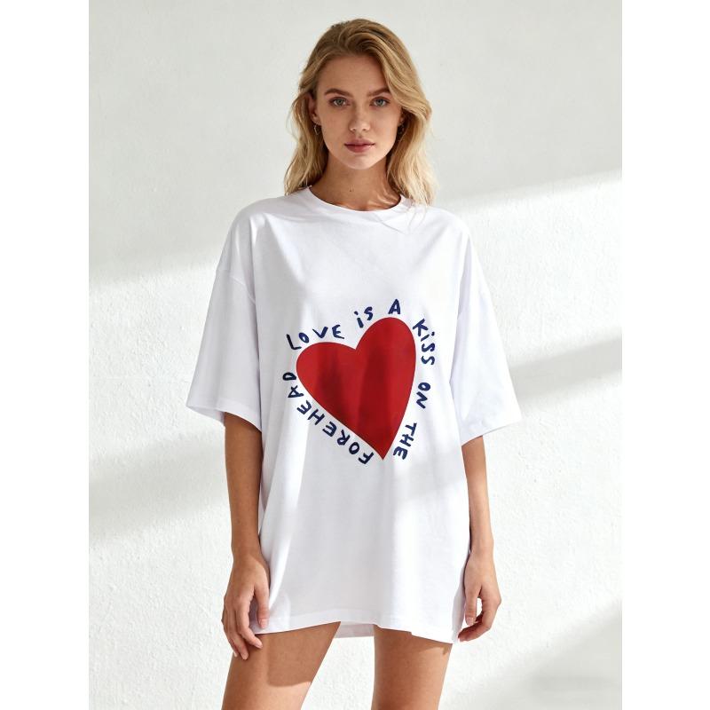 Oversize Women's Short-Sleeve T-Shirt with Red Heart and "Love is A Kiss on The Forehead" Text Print