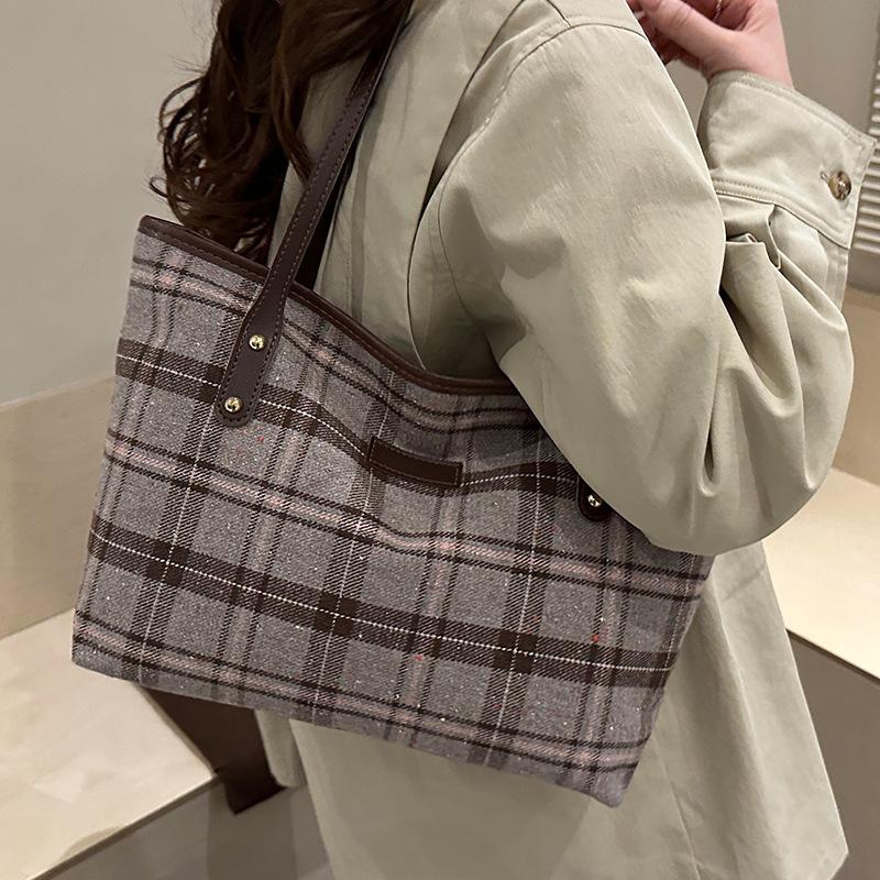Niche Design Checkered Bag, Fashionable Tote Bag, Casual Large-capacity Single-shoulder Commuter Bag
