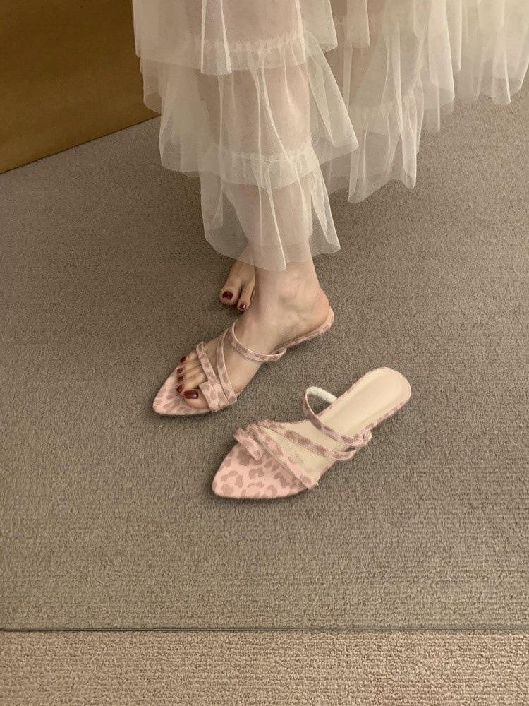 

Niche black cool slippers women s summer wear 2025 new thin strap heel pointed French temperament sandals women 40