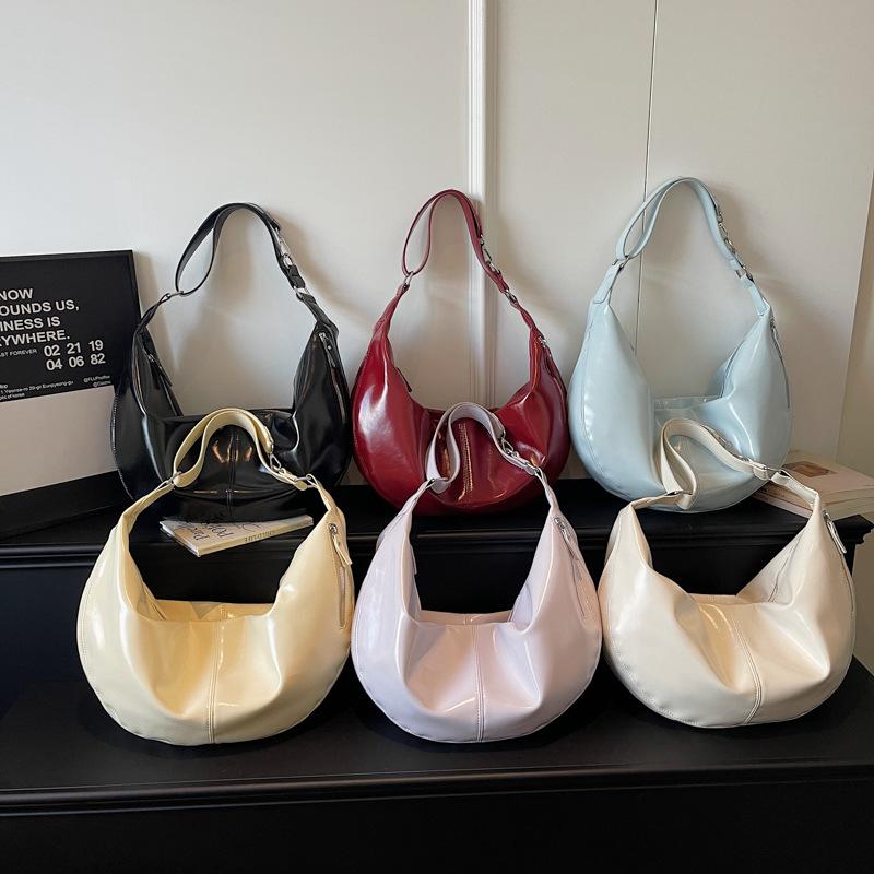 Large-capacity Dumpling-shaped Fashionable Shoulder Bag for Casual Commuting and Underarm Carrying