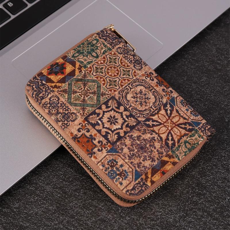 Fashionable Retro Short Wallet Multifunctional And Versatile Card Holder, Ready To Go Out And Grab The Bag Together