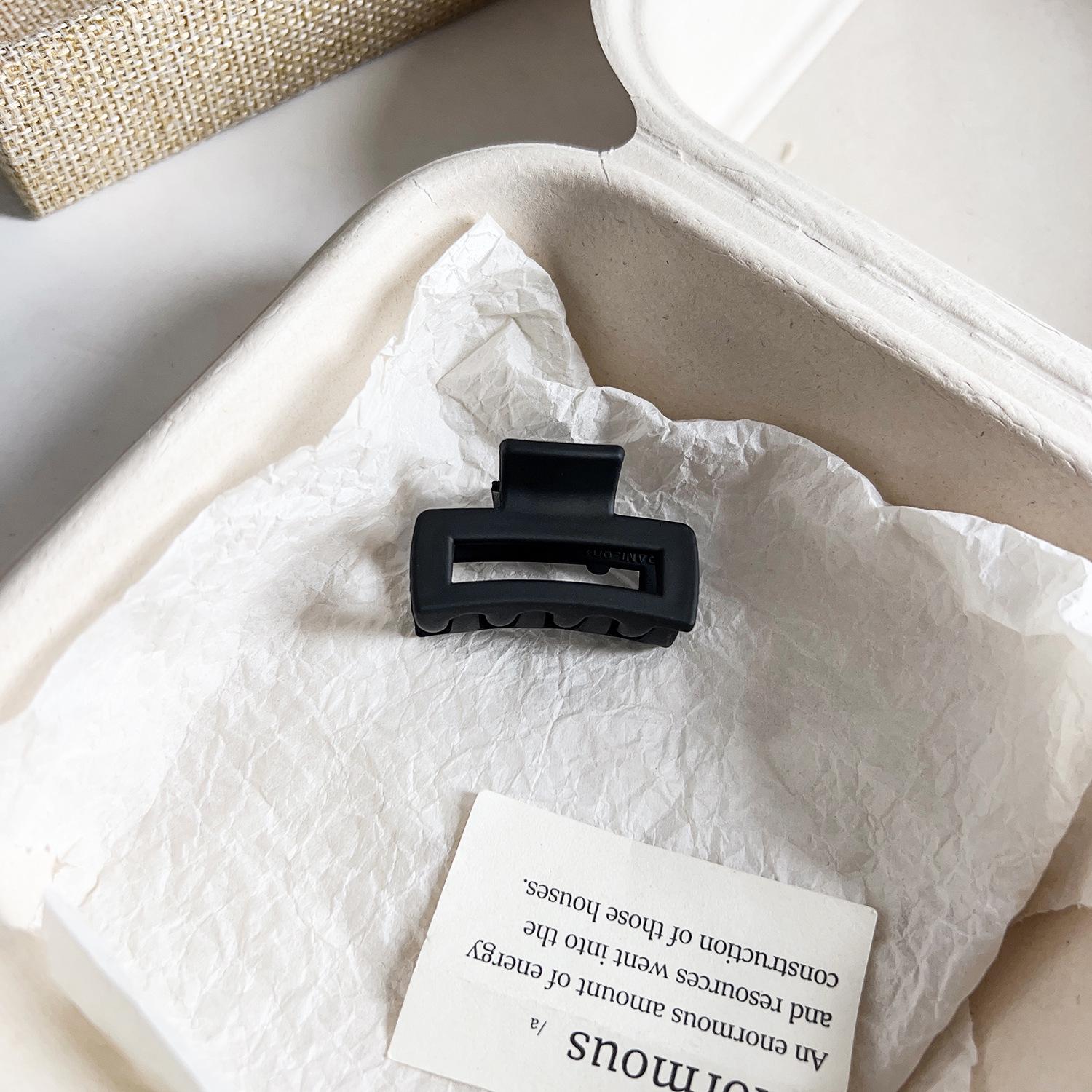 

Универсальная заколка для волос в виде акулы с матовым цветочным узором для хвостиков и полузавязанных причесок PS