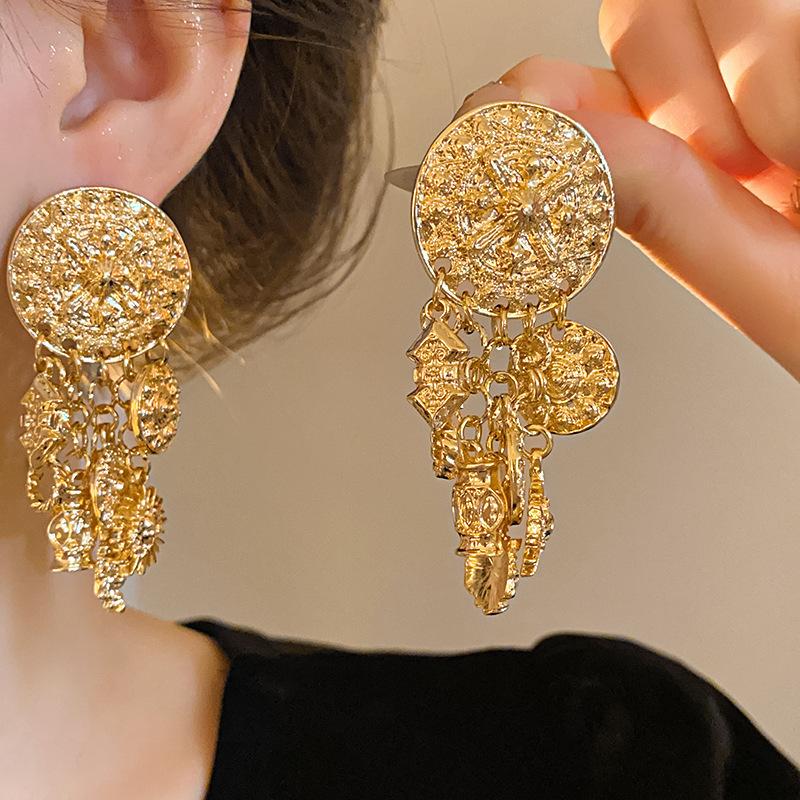 Metal wind love geometric earrings simple and cold wind stud earrings niche temperament versatile earrings