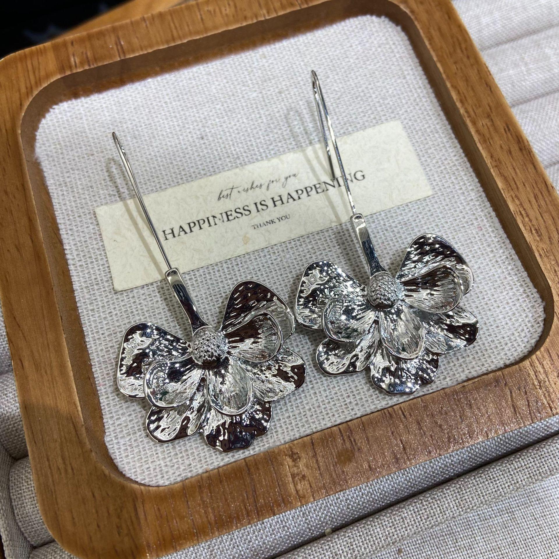 

Simple And Fashionable Flower Stud Earrings Exaggerated Three-Dimensional Metal Texture Flower Ear Hook Double-Layer Petal Long Earrings срібний