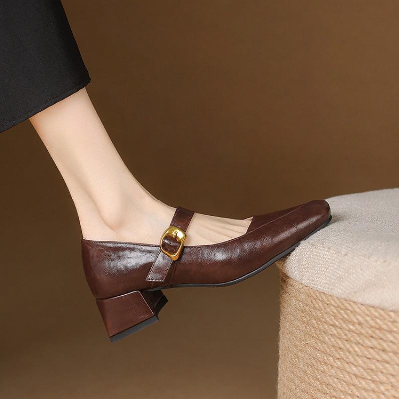 Fyra säsonger bär kvinnors små läderskor avslappnade låga skor fyrkantig tå enkelsskor kvinnors medelhög klack spänne gummi mjuk sula nya fyrkantiga klack