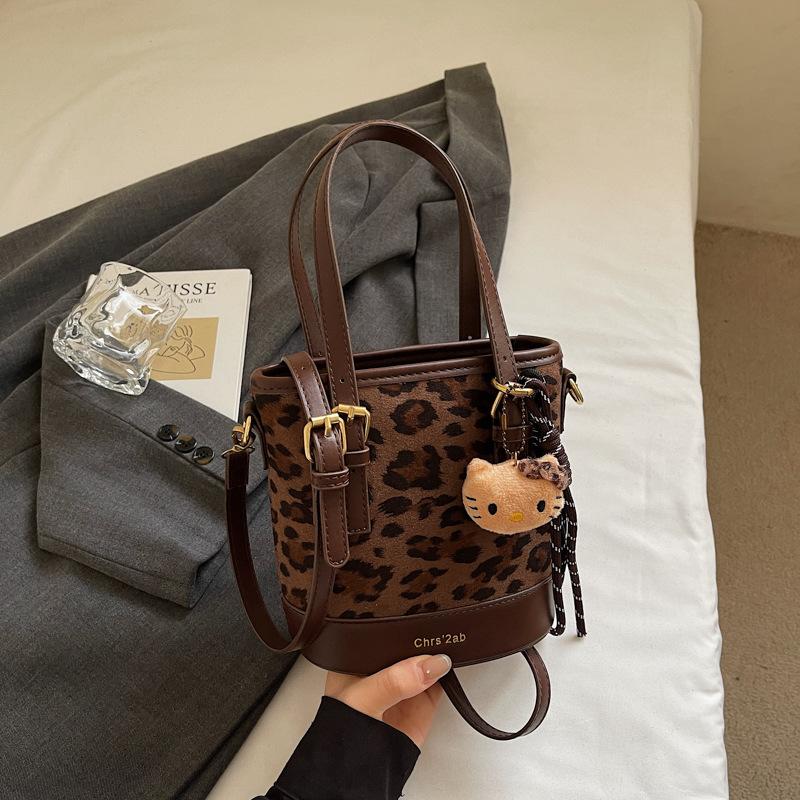 

Fashion hand bucket bag women s autumn new trendy retro simple shoulder bag casual portable messenger bag