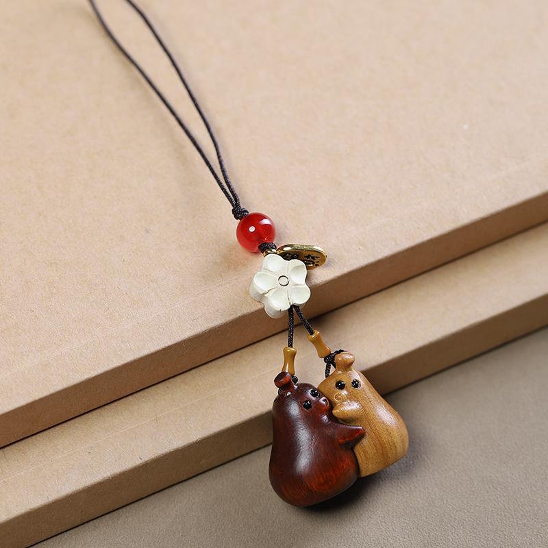Unisex Personalized Hugging Pear Keychain: Red & Green Sandalwood Pendant Phone Chain